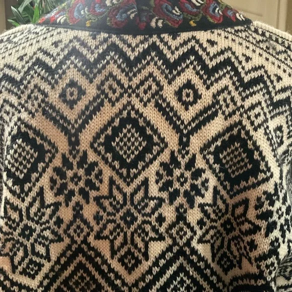 “Scandinavian” Style Embroidered Hook And Eye Closure Long Sleeved Sweater. - Picture 9 of 14